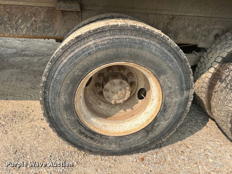 image for item MR9881 1997 International 4900  feed delivery truck