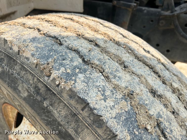 image for item MR9881 1997 International 4900  feed delivery truck