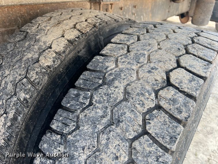 image for item MR9881 1997 International 4900  feed delivery truck