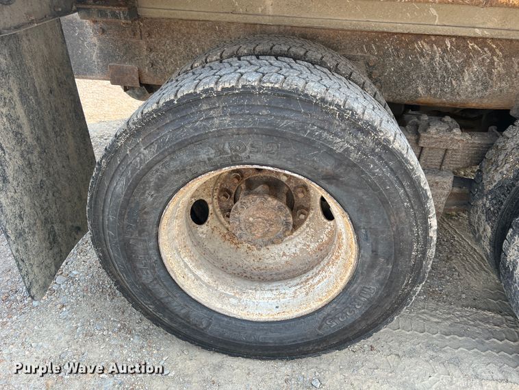 image for item MR9881 1997 International 4900  feed delivery truck