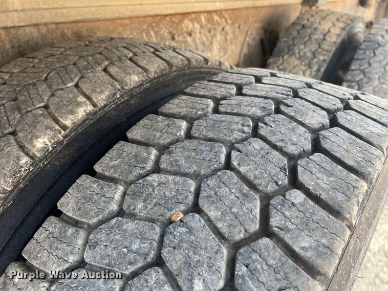 image for item MR9881 1997 International 4900  feed delivery truck