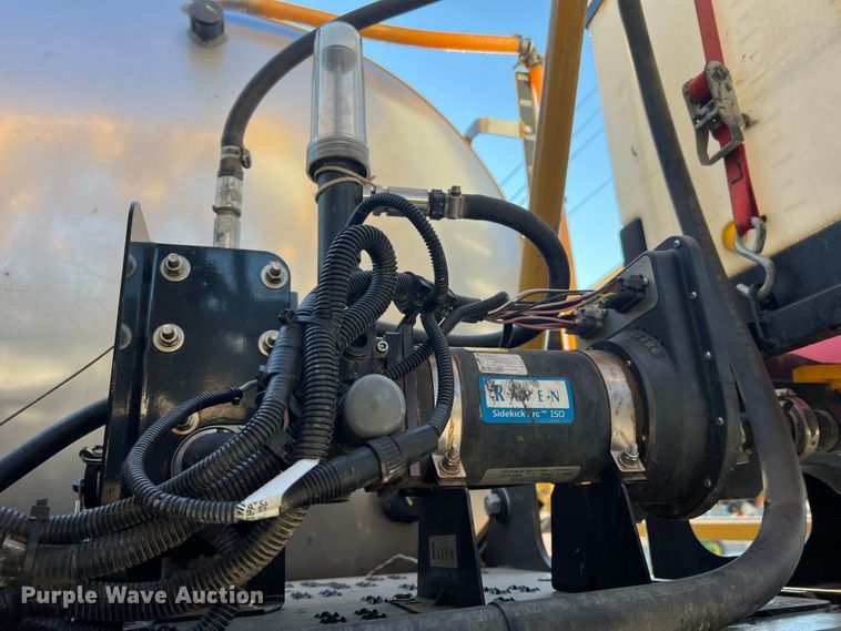 image for item MR9948 2015 Rogator RG900B  sprayer