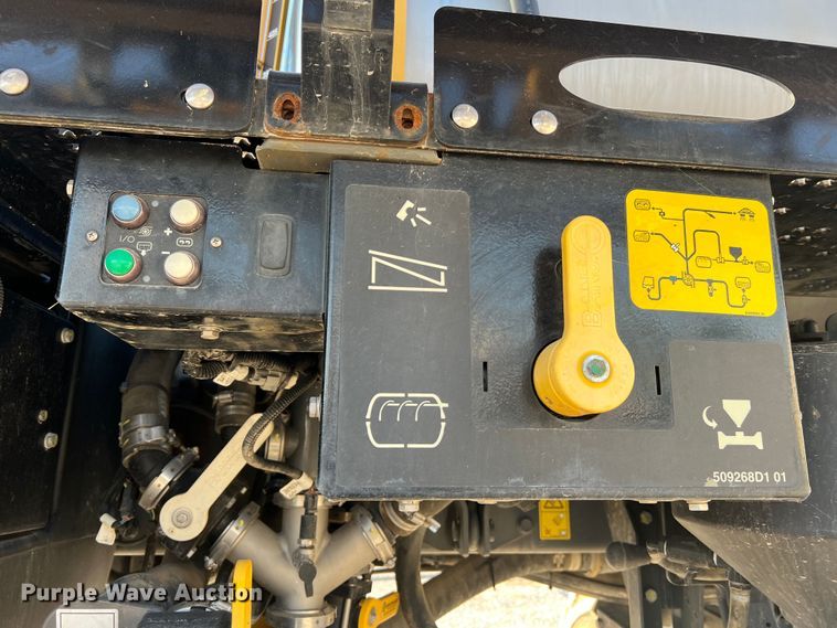 image for item MR9948 2015 Rogator RG900B  sprayer