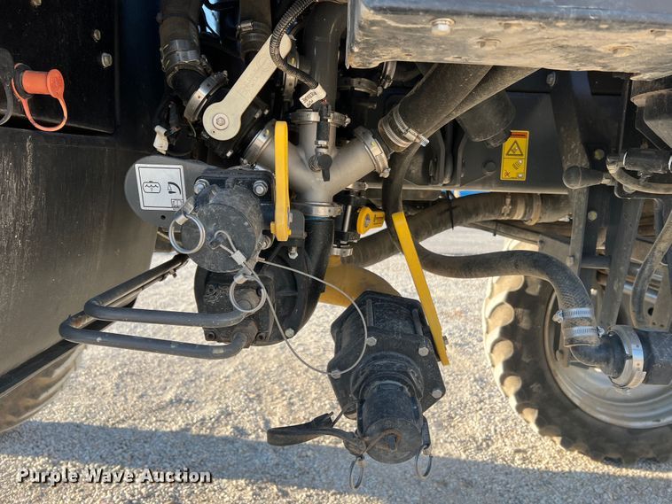 image for item MR9948 2015 Rogator RG900B  sprayer