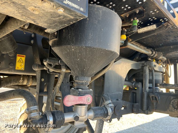 image for item MR9948 2015 Rogator RG900B  sprayer