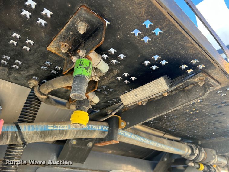 image for item MR9948 2015 Rogator RG900B  sprayer