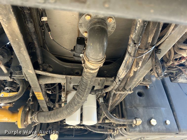 image for item MR9948 2015 Rogator RG900B  sprayer