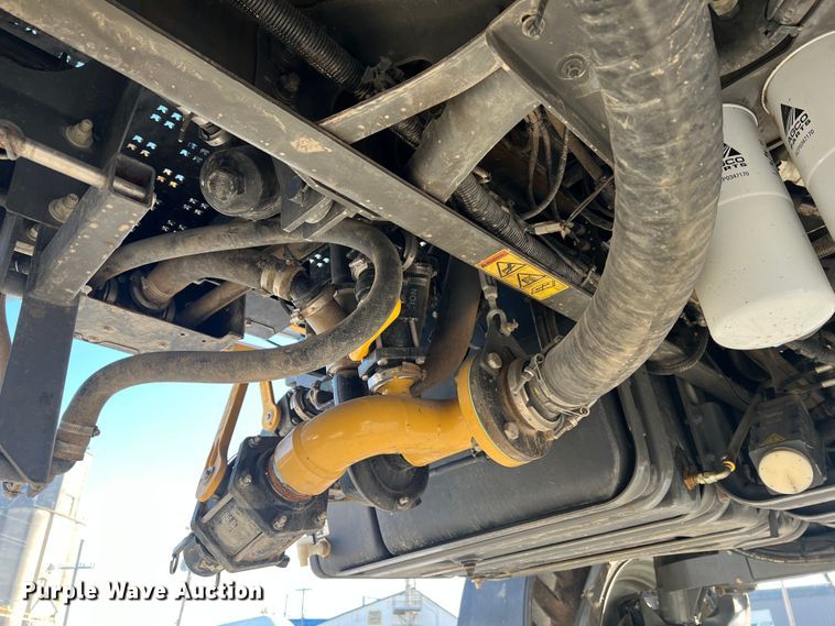 image for item MR9948 2015 Rogator RG900B  sprayer