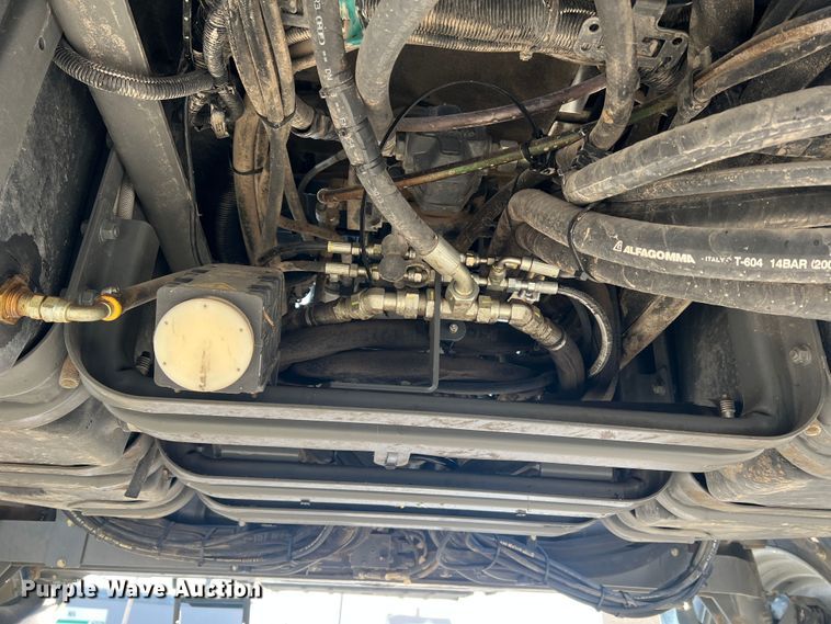 image for item MR9948 2015 Rogator RG900B  sprayer