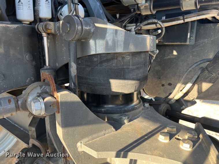 image for item MR9948 2015 Rogator RG900B  sprayer