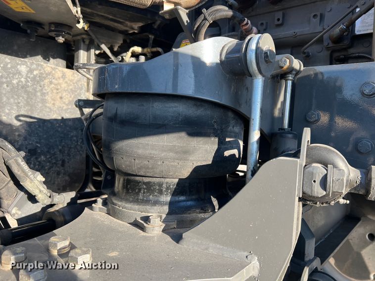 image for item MR9948 2015 Rogator RG900B  sprayer