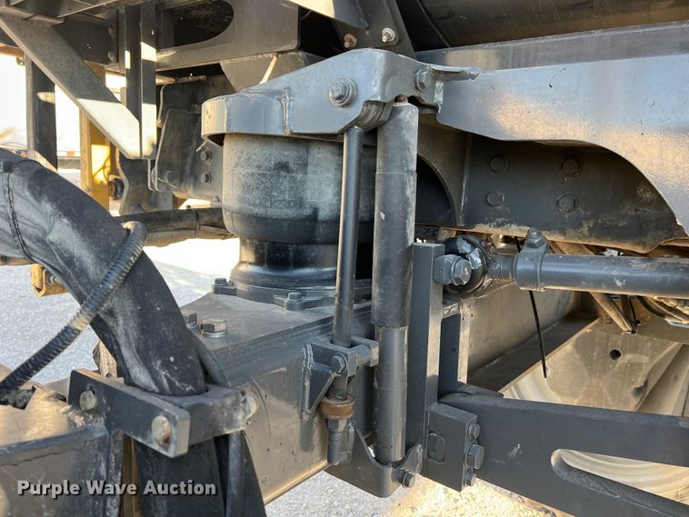 image for item MR9948 2015 Rogator RG900B  sprayer