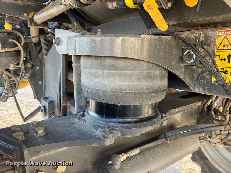 image for item MR9948 2015 Rogator RG900B  sprayer