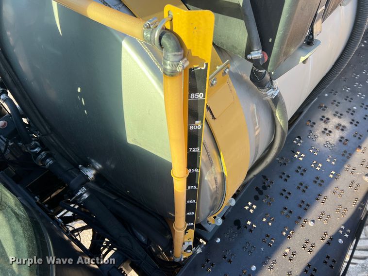 image for item MR9948 2015 Rogator RG900B  sprayer