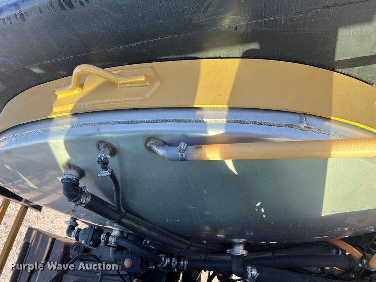 image for item MR9948 2015 Rogator RG900B  sprayer