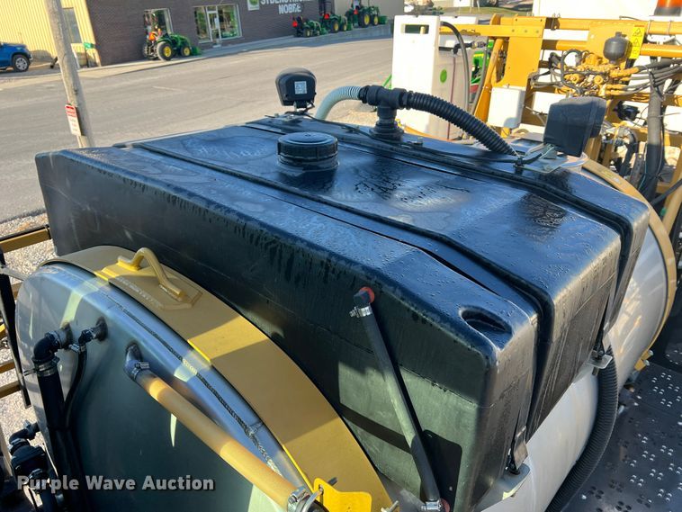 image for item MR9948 2015 Rogator RG900B  sprayer