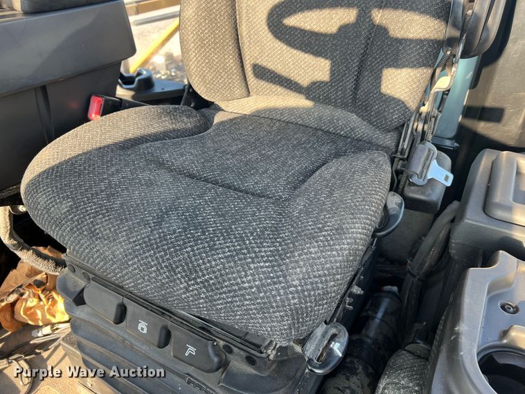 image for item MR9948 2015 Rogator RG900B  sprayer