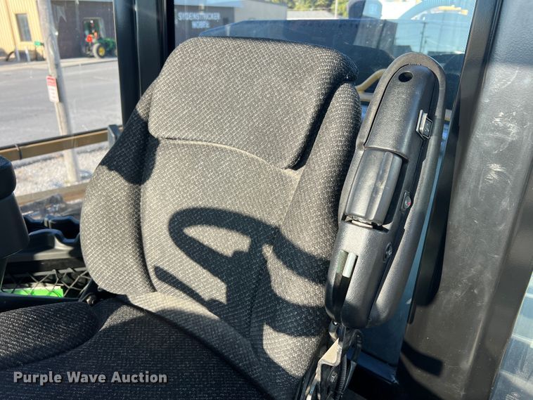 image for item MR9948 2015 Rogator RG900B  sprayer