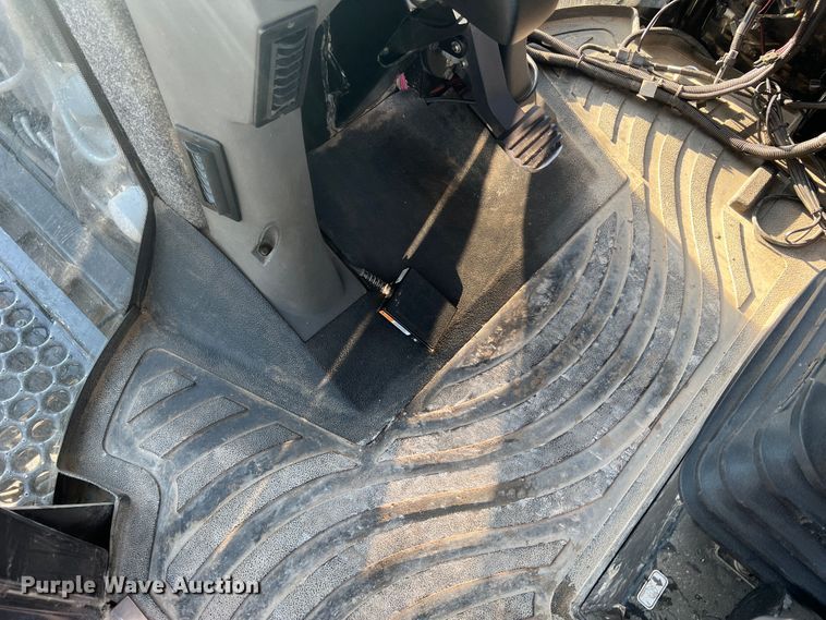 image for item MR9948 2015 Rogator RG900B  sprayer