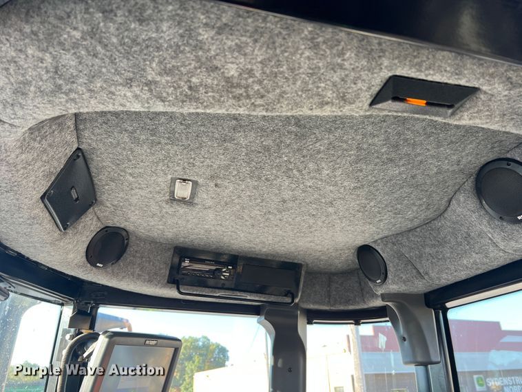 image for item MR9948 2015 Rogator RG900B  sprayer