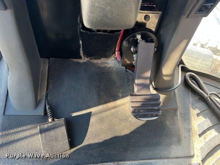 image for item MR9948 2015 Rogator RG900B  sprayer