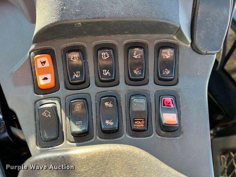 image for item MR9948 2015 Rogator RG900B  sprayer