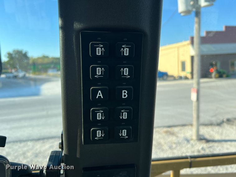 image for item MR9948 2015 Rogator RG900B  sprayer