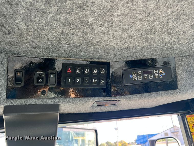 image for item MR9948 2015 Rogator RG900B  sprayer