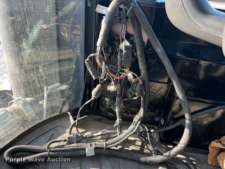 image for item MR9948 2015 Rogator RG900B  sprayer