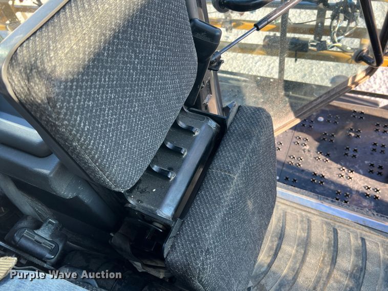 image for item MR9948 2015 Rogator RG900B  sprayer