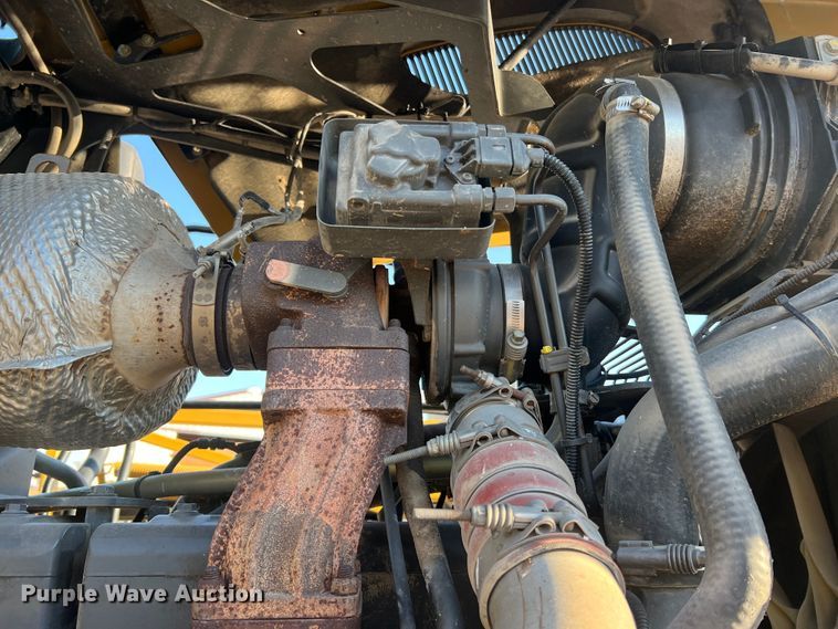 image for item MR9948 2015 Rogator RG900B  sprayer