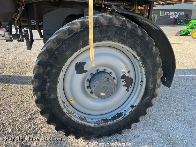 image for item MR9948 2015 Rogator RG900B  sprayer