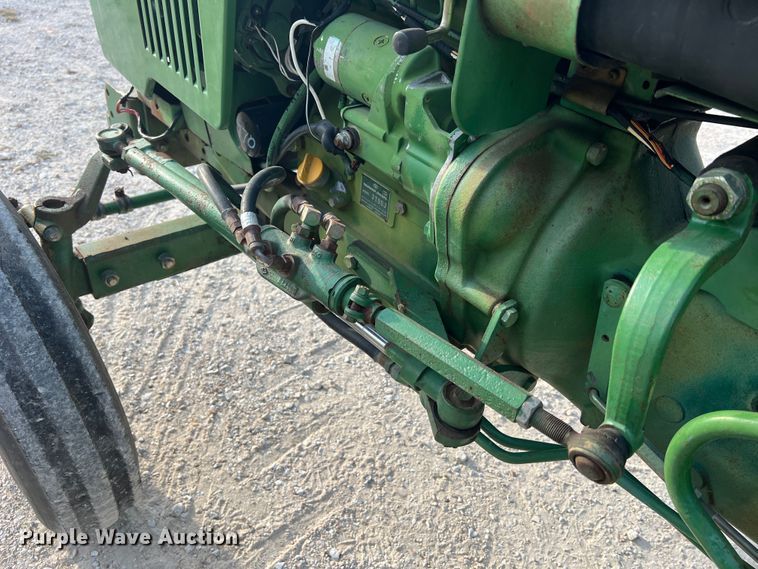 image for item MR9952 1982 John Deere 950  tractor