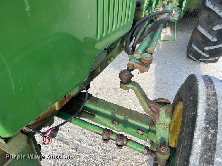 image for item MR9952 1982 John Deere 950  tractor