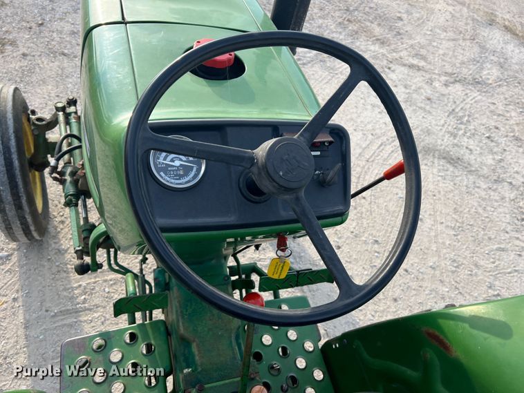 image for item MR9952 1982 John Deere 950  tractor