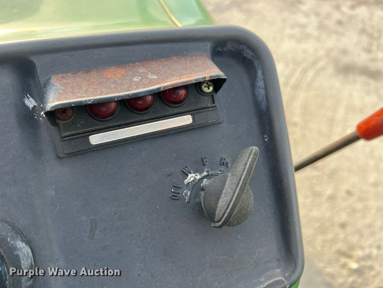 image for item MR9952 1982 John Deere 950  tractor