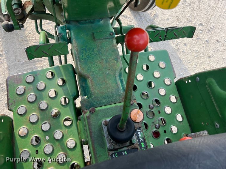 image for item MR9952 1982 John Deere 950  tractor