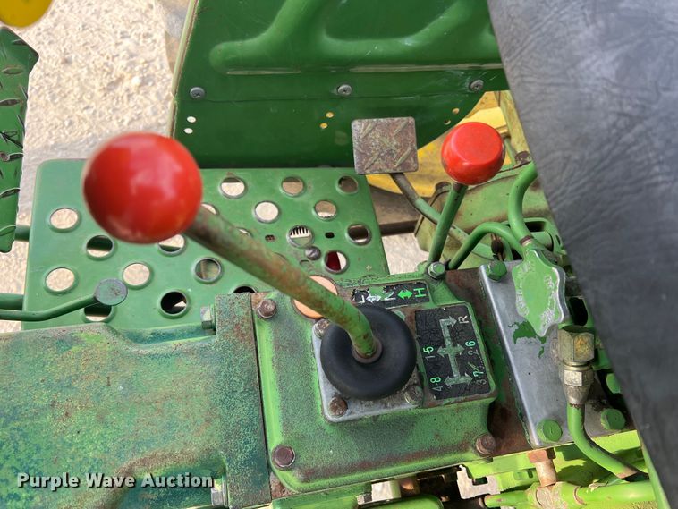 image for item MR9952 1982 John Deere 950  tractor