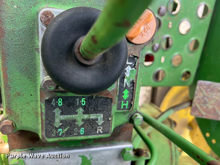 image for item MR9952 1982 John Deere 950  tractor