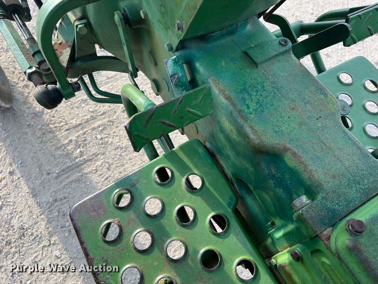 image for item MR9952 1982 John Deere 950  tractor