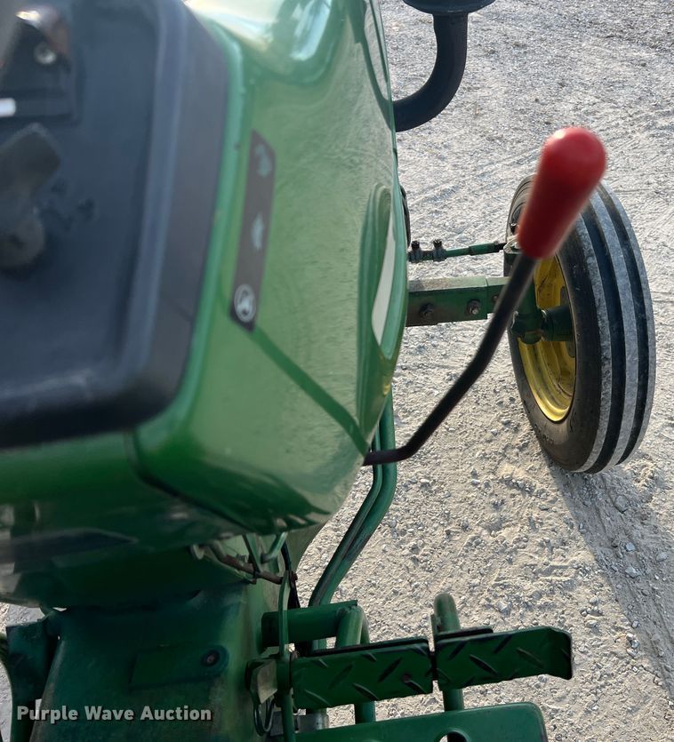 image for item MR9952 1982 John Deere 950  tractor