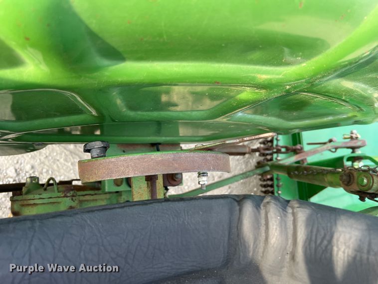 image for item MR9952 1982 John Deere 950  tractor