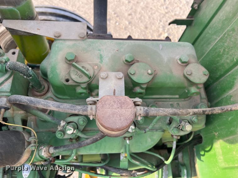 image for item MR9952 1982 John Deere 950  tractor