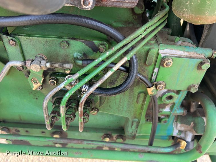 image for item MR9952 1982 John Deere 950  tractor