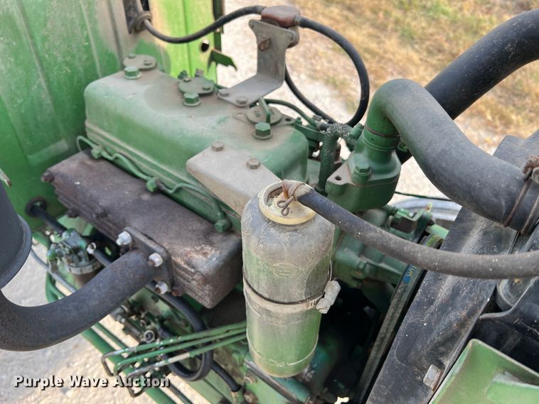 image for item MR9952 1982 John Deere 950  tractor