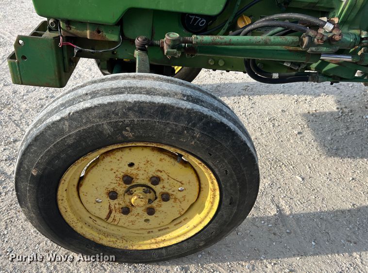 image for item MR9952 1982 John Deere 950  tractor