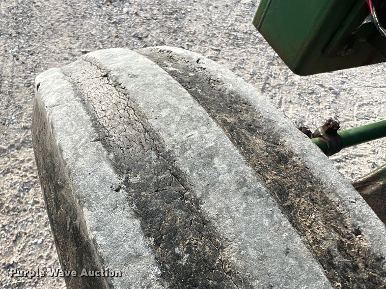 image for item MR9952 1982 John Deere 950  tractor