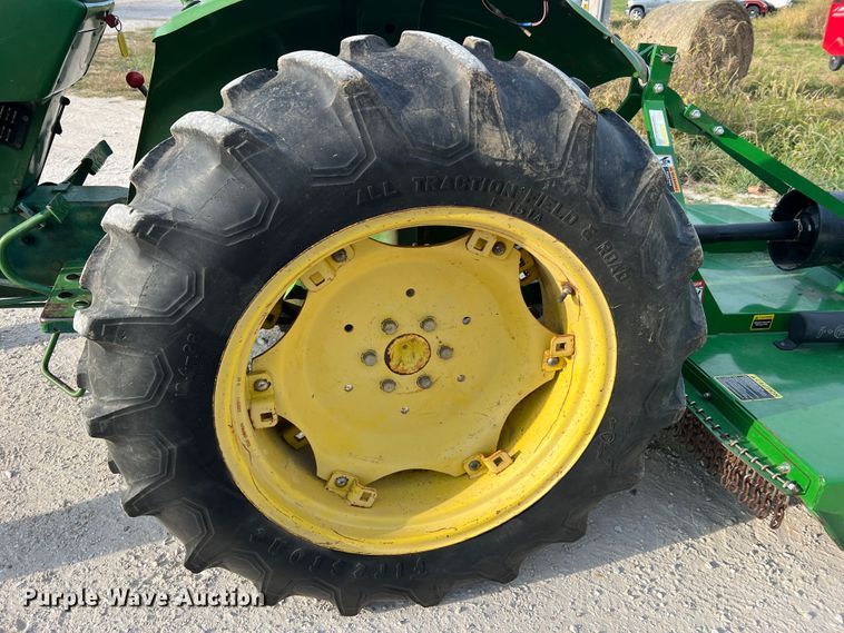image for item MR9952 1982 John Deere 950  tractor