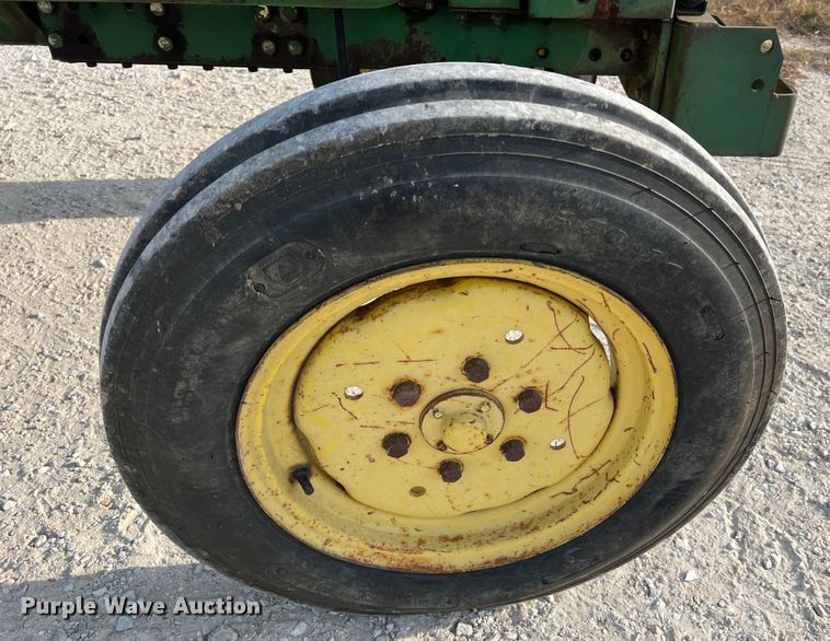 image for item MR9952 1982 John Deere 950  tractor