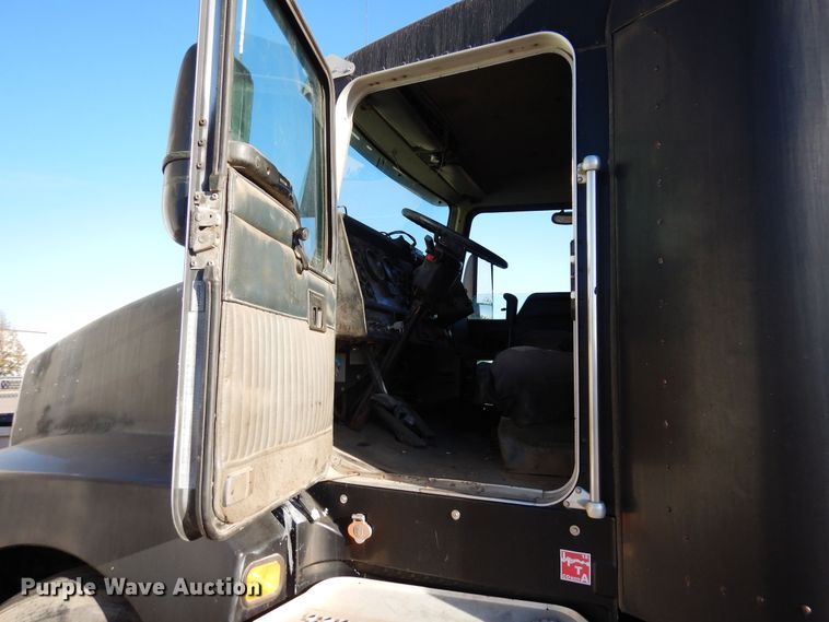 image for item DF8178 1998 Kenworth T600  semi truck